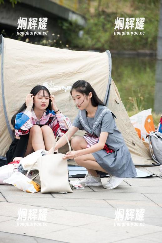 魔镜街拍 - “翔实记录！婷婷的黑丝工作日常，谁说这无法合二为一？”——写真作品一瞥