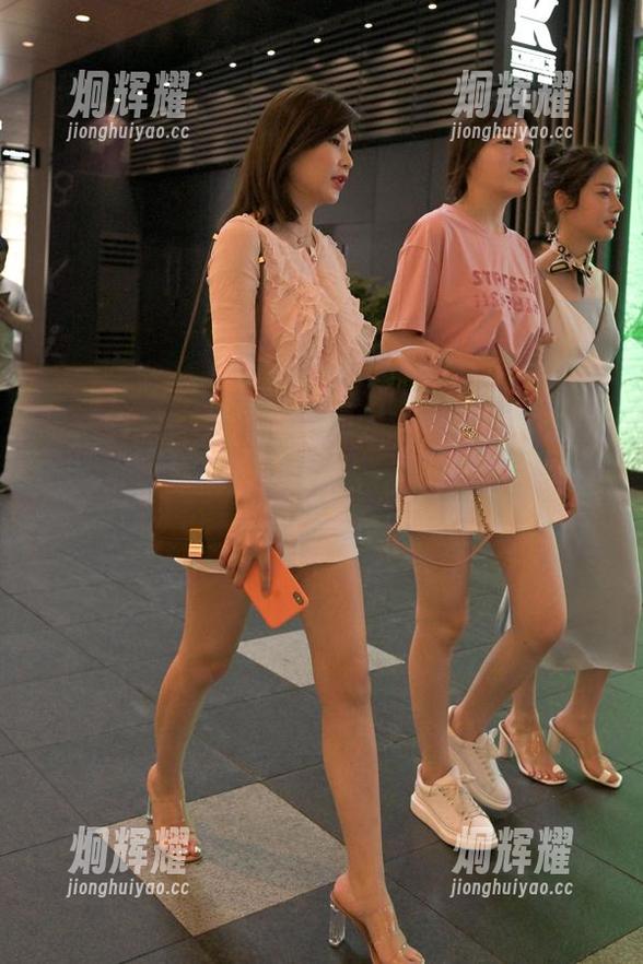魔镜街拍 - 注意！你的视线即将被掳走，婷婷的高清图包里，白色吊带连衣裙黑丝美腿简直亮得要瞎掉！
