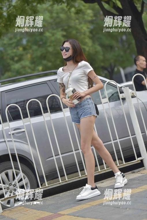 看吧！魔镜街拍里的福利：那细长的黑丝美腿，得花多少心思才能拥有啊？