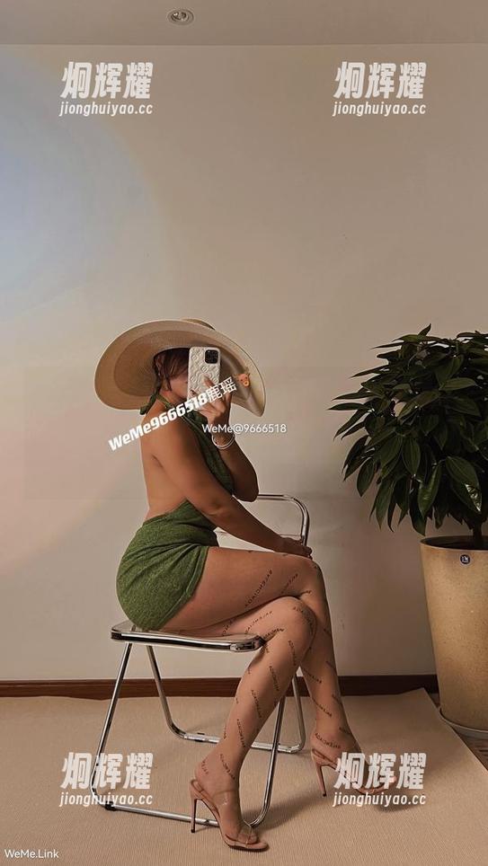 鹿瑶 微密圈 - 想去鹿瑶的私房写真展,尤其是那套套装,她的高级感让我失去了搭配的勇气!